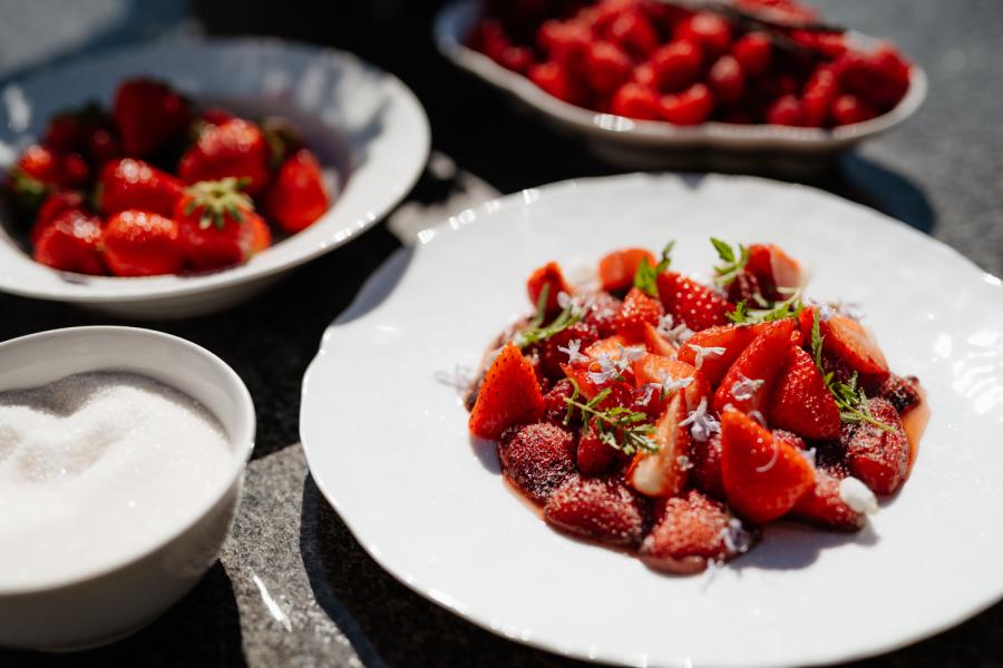 Grillede jordbær med brente bringebær og vaniljekrem